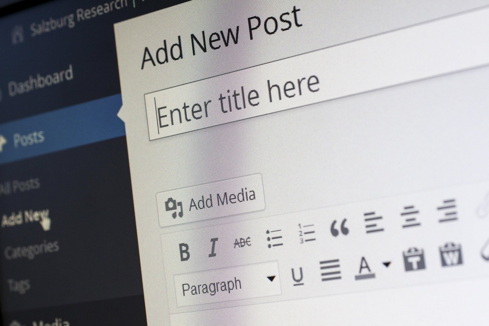 Cum să scrii un articol de blog care chiar atrage cititori